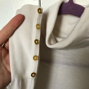 Beautiful light weight turtleneck - Ivory color.
